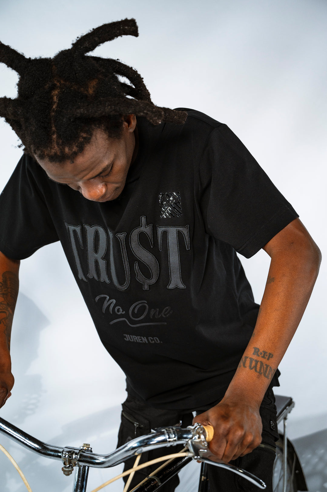 Juren Trust No One Tee Black